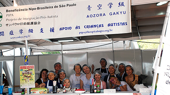 Funcionários da Mitsui Brasil participaram no Festival do Japão em São Paulo como PIPA voluntários - 2013