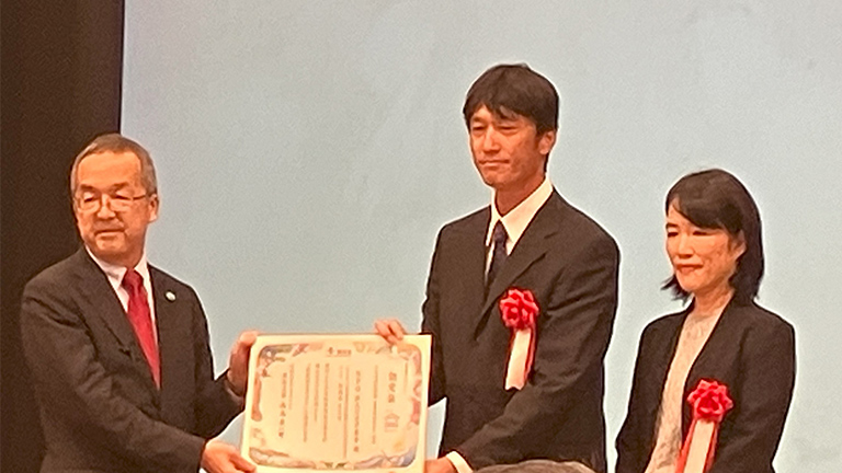 認定証授与の様子